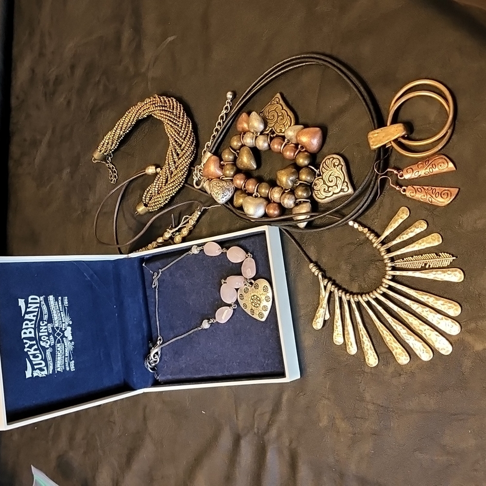 Lot of costume jewelery